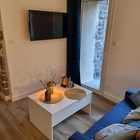 Lhotel De La Poule Et Du Renard Avec Balneo Terrasse Dans Le Centre Du Vieux 3*