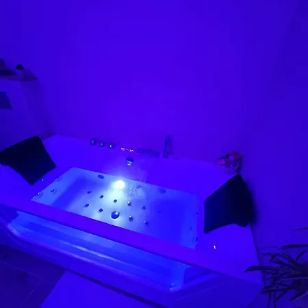 Lhotel De La Poule Et Du Renard Avec Balneo Terrasse Dans Le Centre Du Vieux Апартаменты