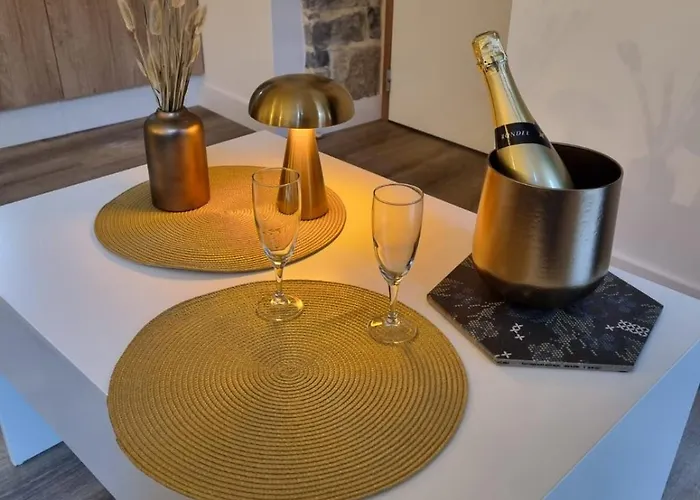 Apartment Lhotel De La Poule Et Du Renard Avec Balneo Terrasse Dans Le Centre Du Vieux Millau