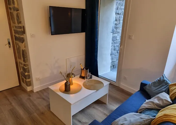 Lhotel De La Poule Et Du Renard Avec Balneo Terrasse Dans Le Centre Du Vieux 3*