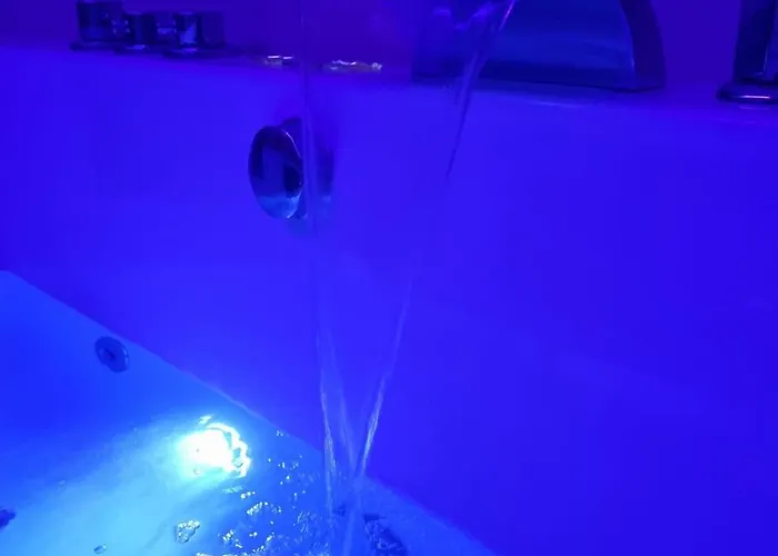 Lhotel De La Poule Et Du Renard Avec Balneo Terrasse Dans Le Centre Du Vieux 3* Millau